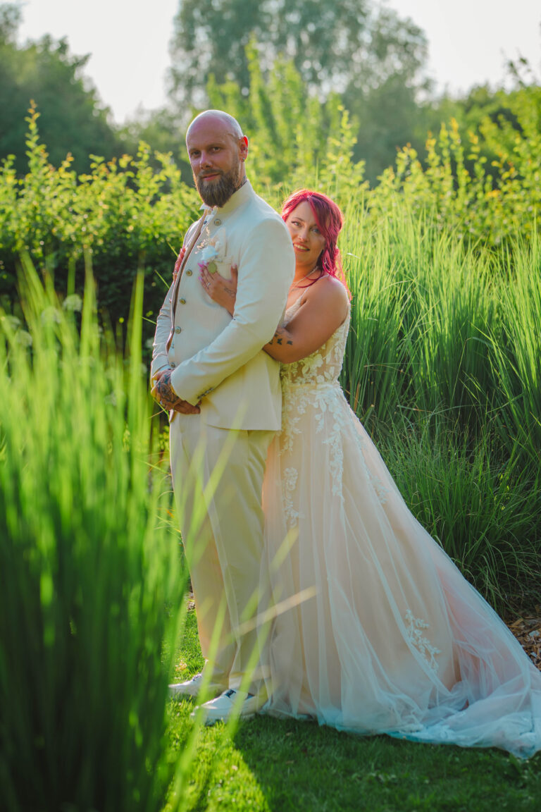 photo de couple l'un derriere l'autres dans un jardin paysager
