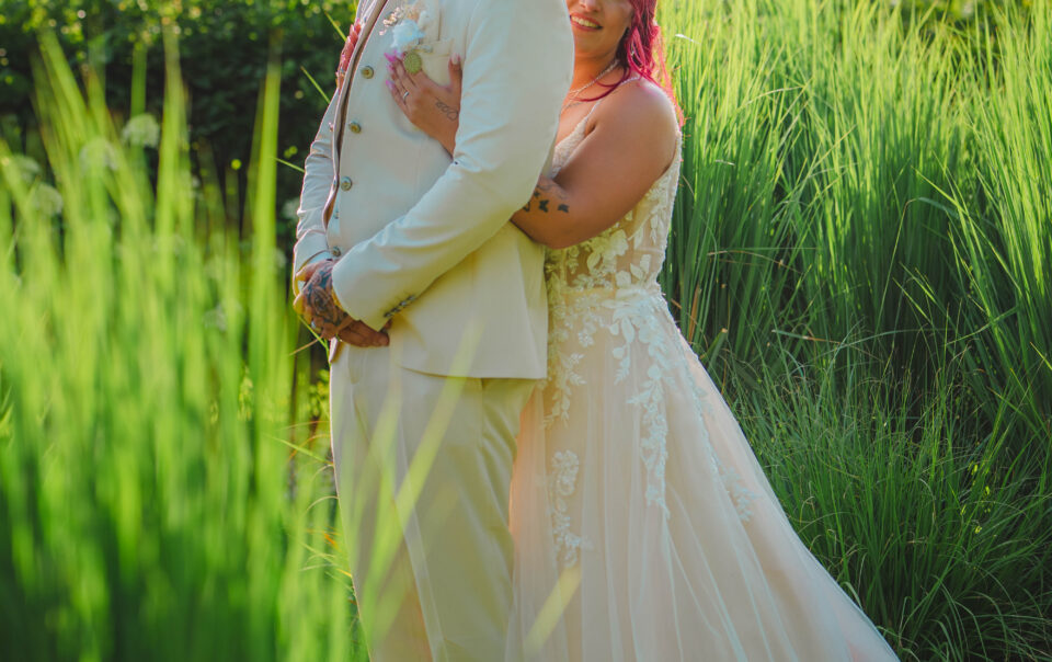 photo de couple l'un derriere l'autres dans un jardin paysager