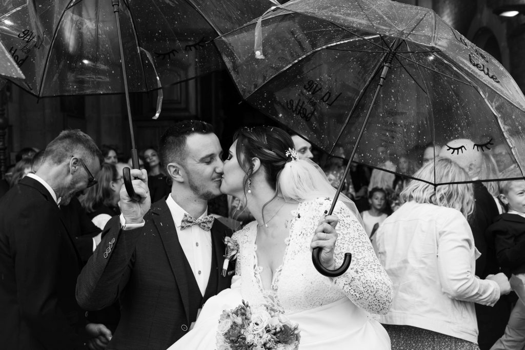 photographe mariage haut de france lens sortie eglise mariage couple