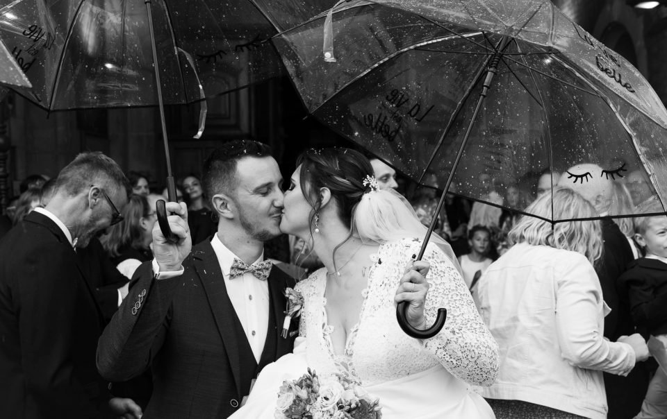 photographe mariage haut de france lens sortie eglise mariage couple
