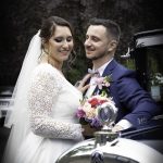 Marié en face l'un de l'autre devant une voiture de collection