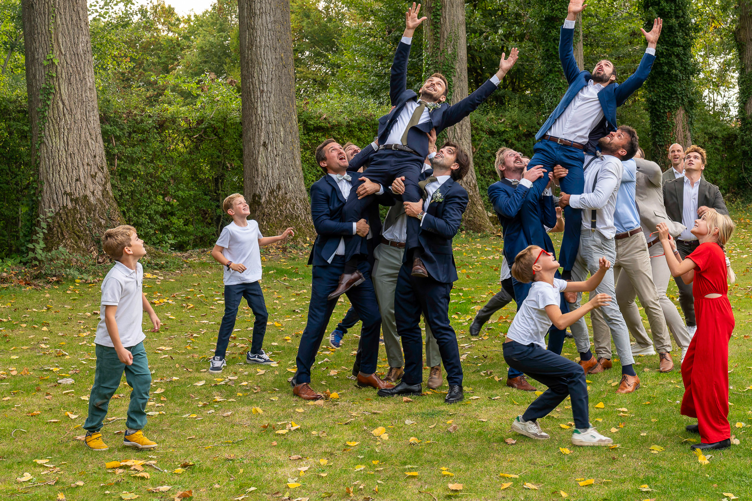 les invites porte le marié pour rattraper un ballon