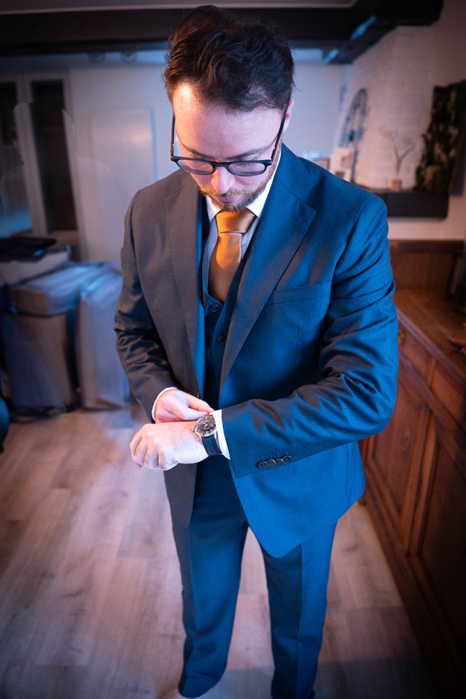 la marié met sa montre au poignet