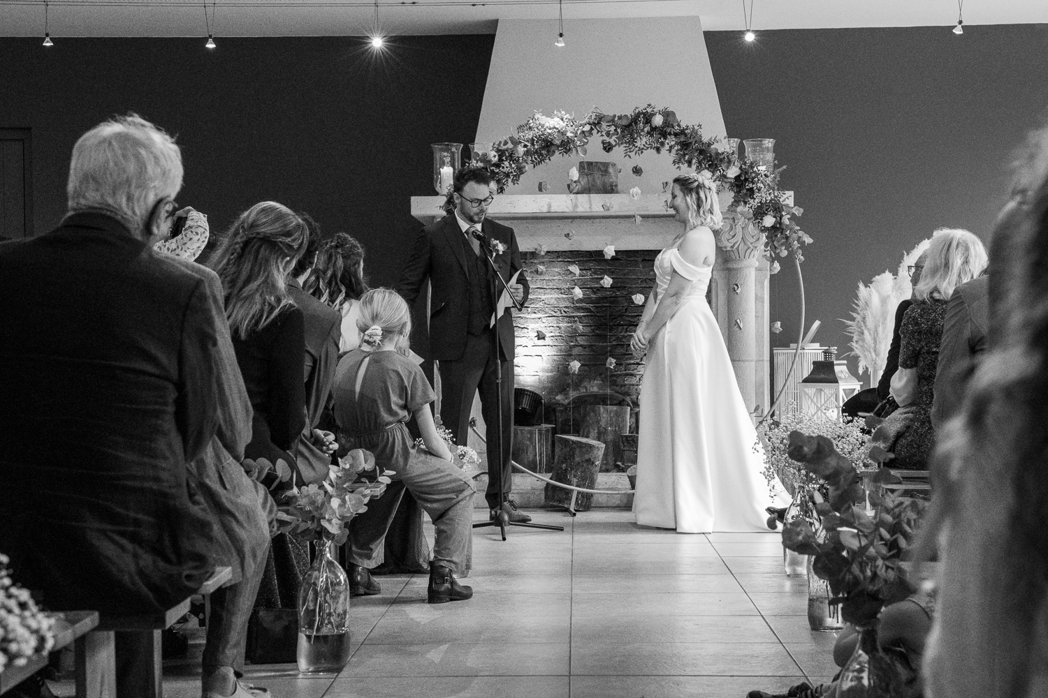 le marié fait un discours pour la mariée pendant la cérémonie laique