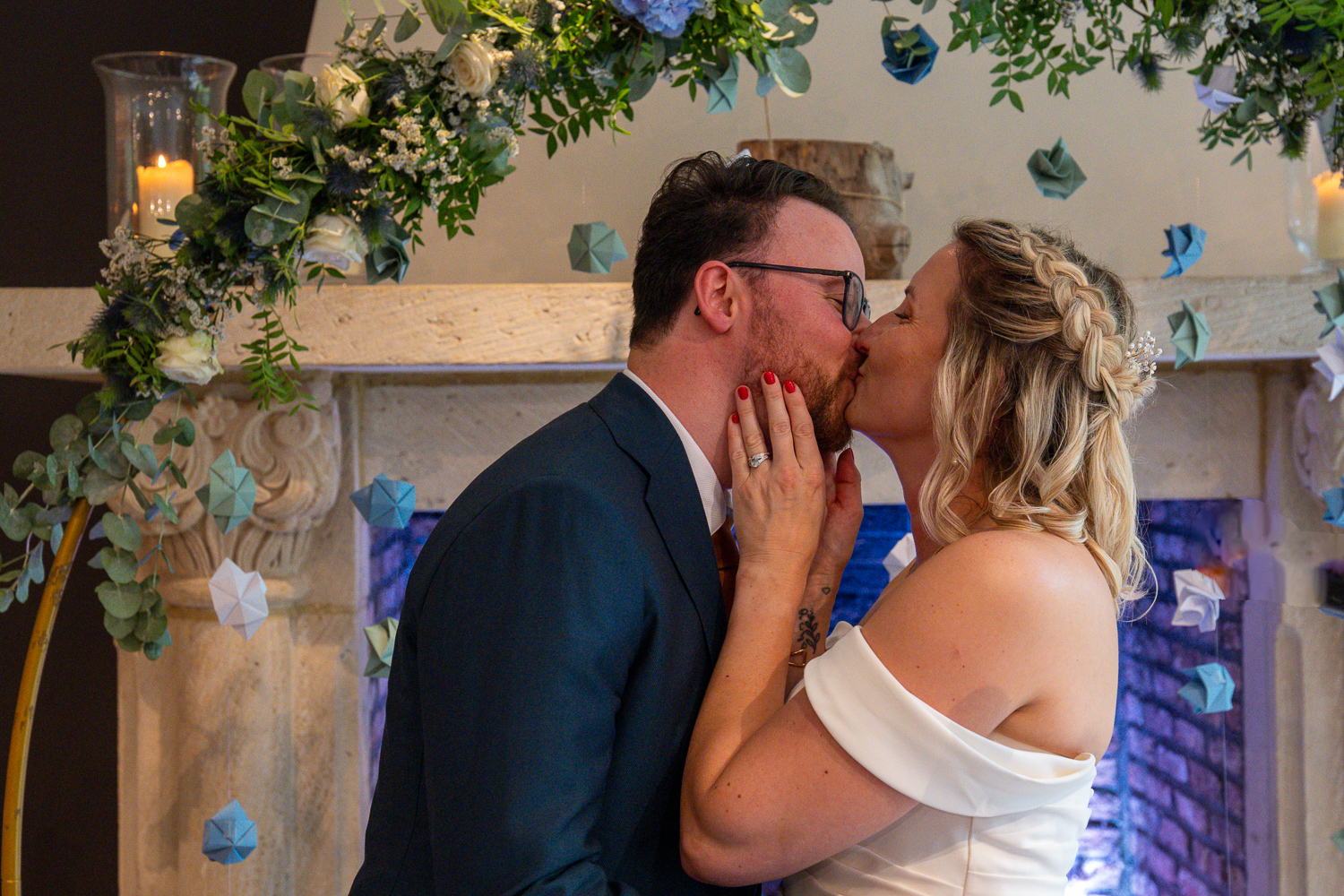 la marié embrasse le marié pendant la cérémonie laique