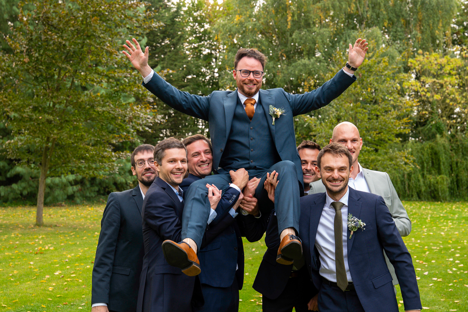 le marié est porté par ses copains