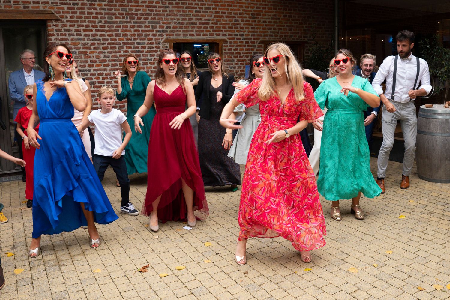 les invités font une chorégraphie dansante pendant le vin d'honneur