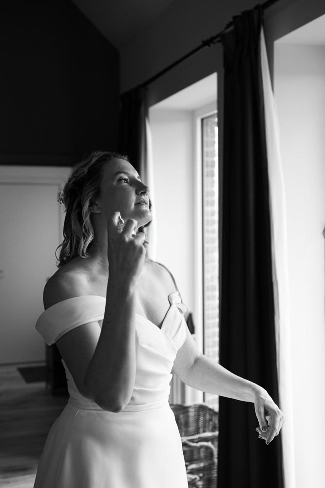 la mariée se met du parfum pendant les préparatifs