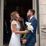 sortie mairie mariage Barbara et Antoine couple sous une pluie de riz