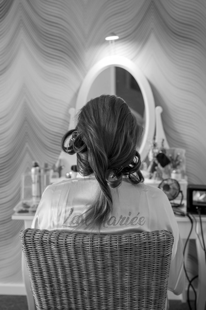 préparation mariée mariage Mélanie et Mickael la mariée se regarde devant sa coiffeuse