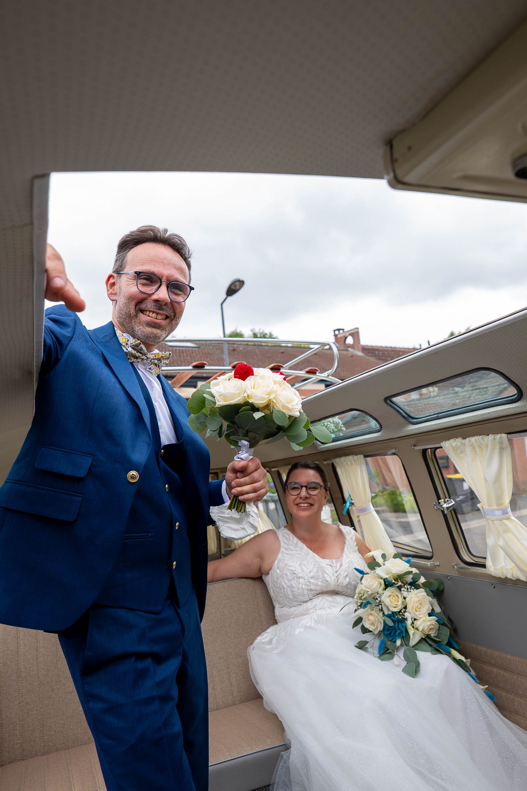 photo couple mariage Mélanie et Mickael voiture mariage