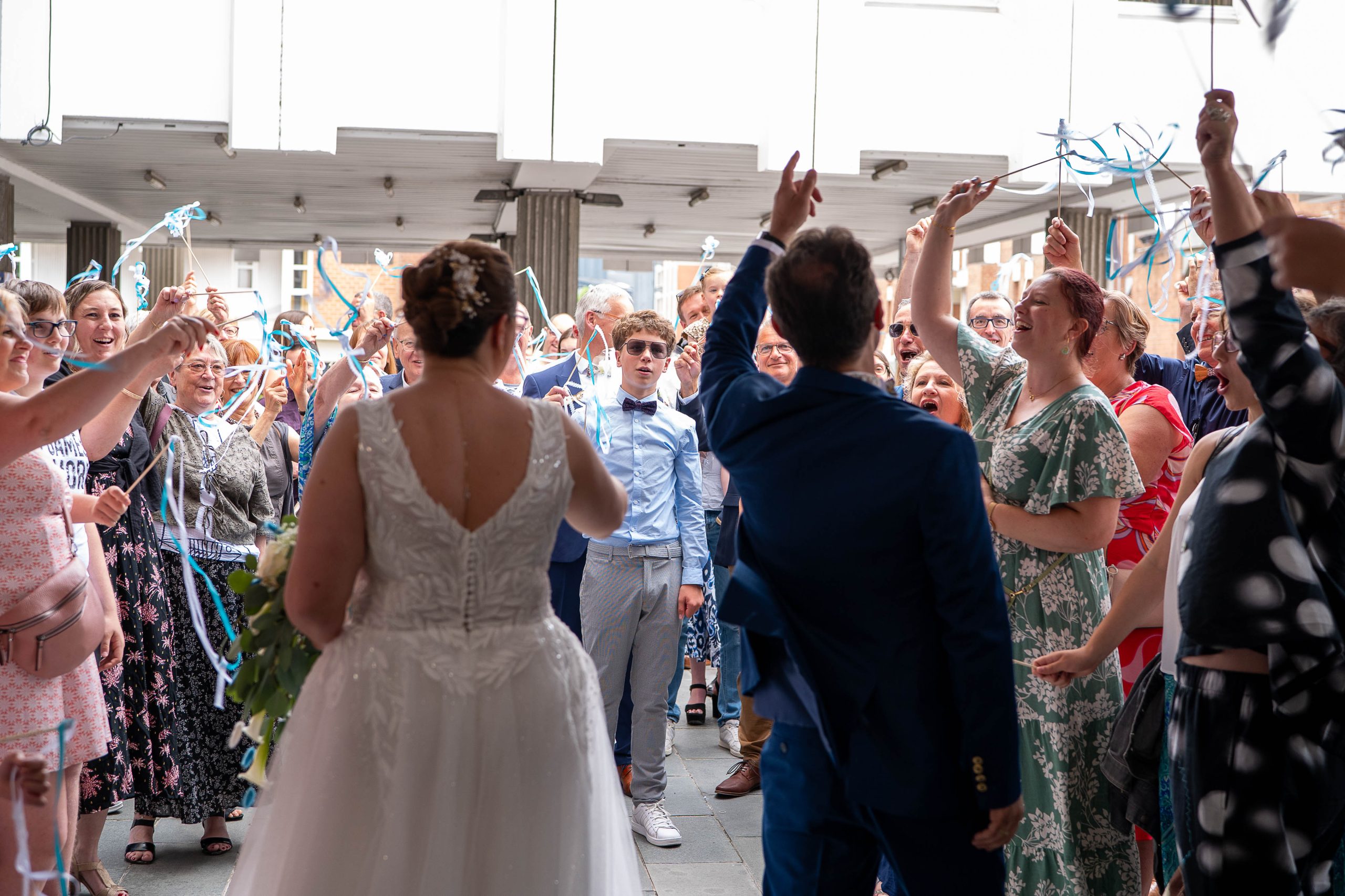 cérémonie sortie devant les invités à la mairie mariage Mélanie et Mickael
