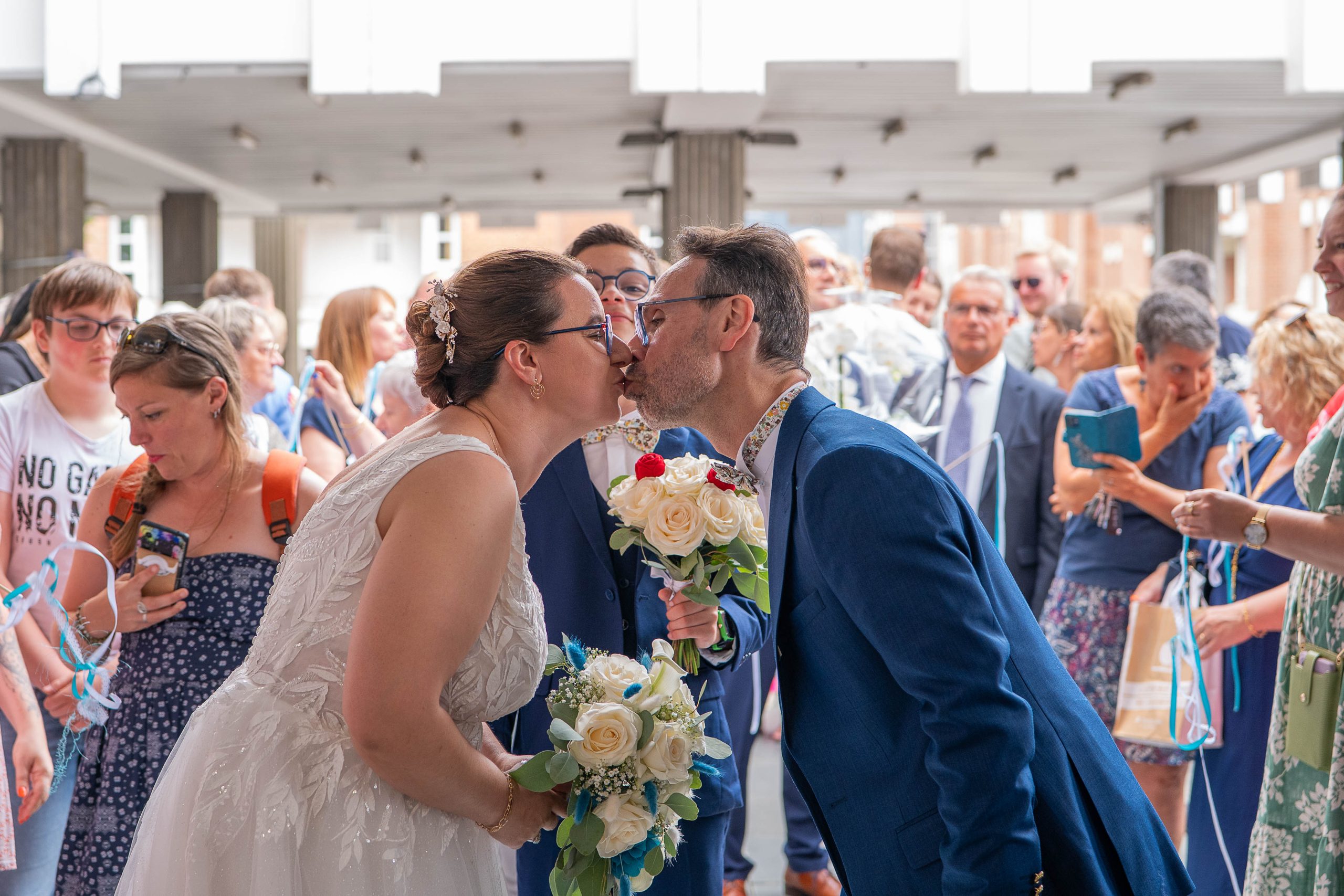 cérémonie mairie mariage Mélanie et Mickael les mariés s'embrassent sous les cotillons