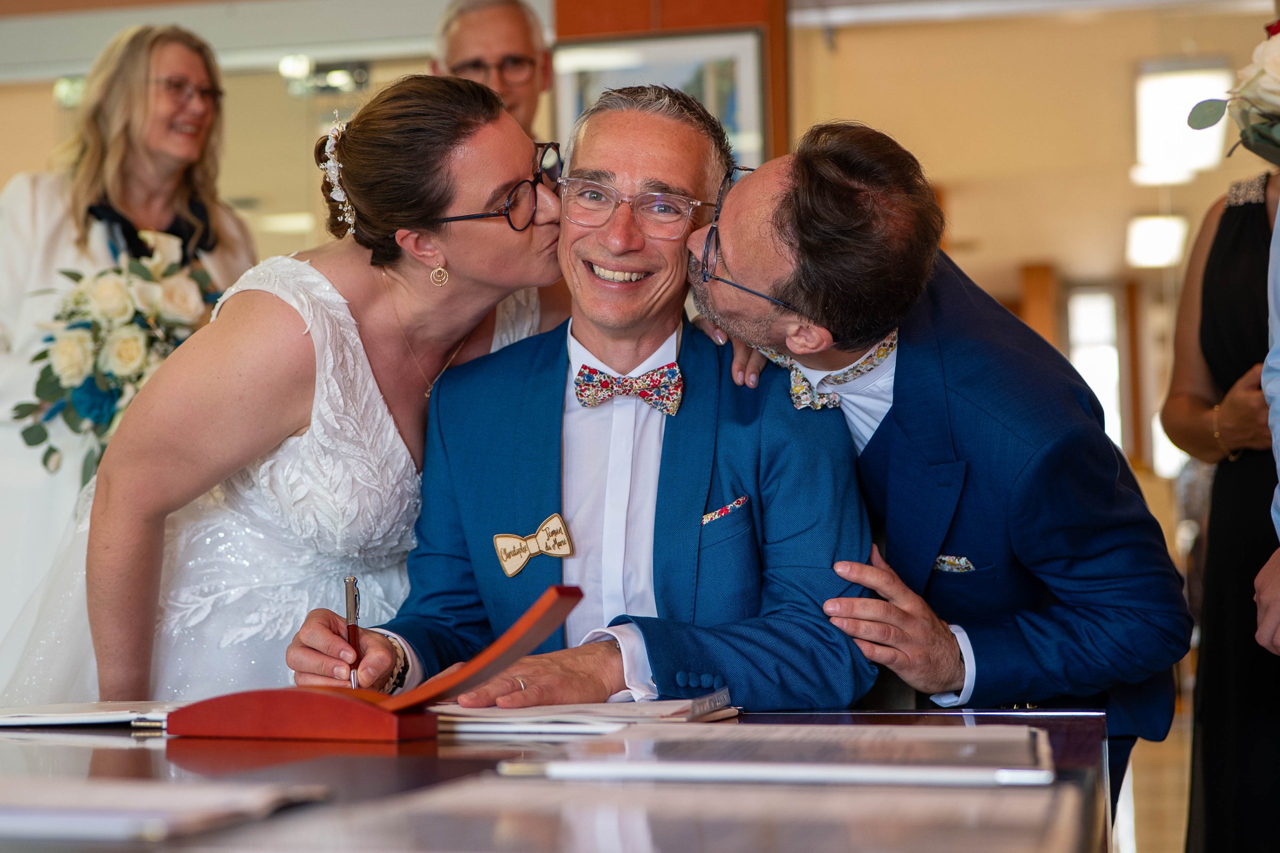 cérémonie mairie mariage Mélanie et Mickael les mariés font un bisous au témoin
