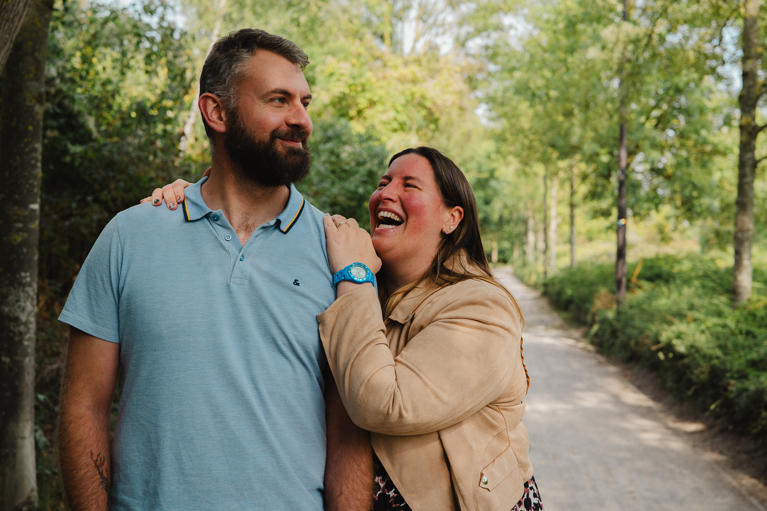 couple qui rit de bon coeur