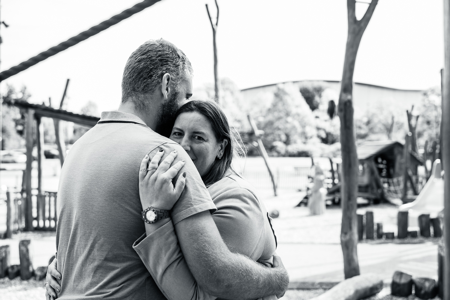 couple futurs mariés enlacés