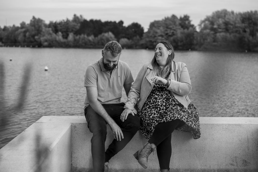 photographe couple haut de france couple qui rie spontanément assis au bord d'un lac
