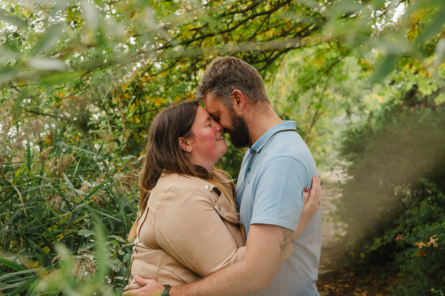 couple qui s'enlace dans un parc