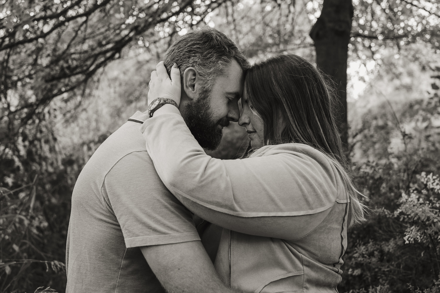 couple qui s'enlace dans un parc