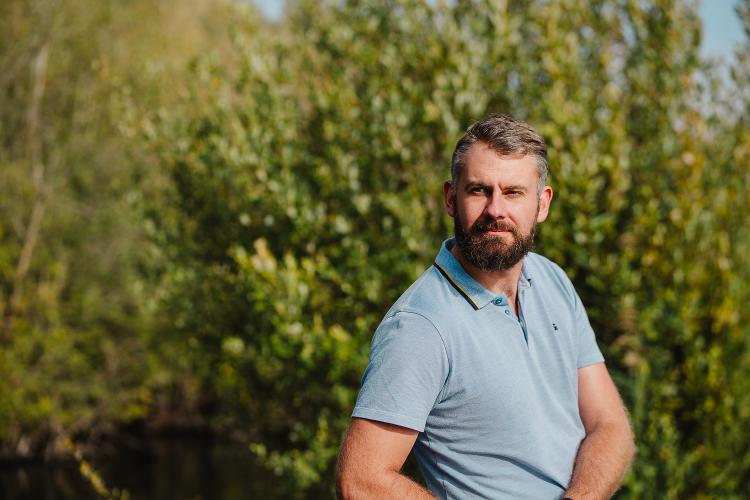 futur marié pendant séance d'engagement qui regarde au loin