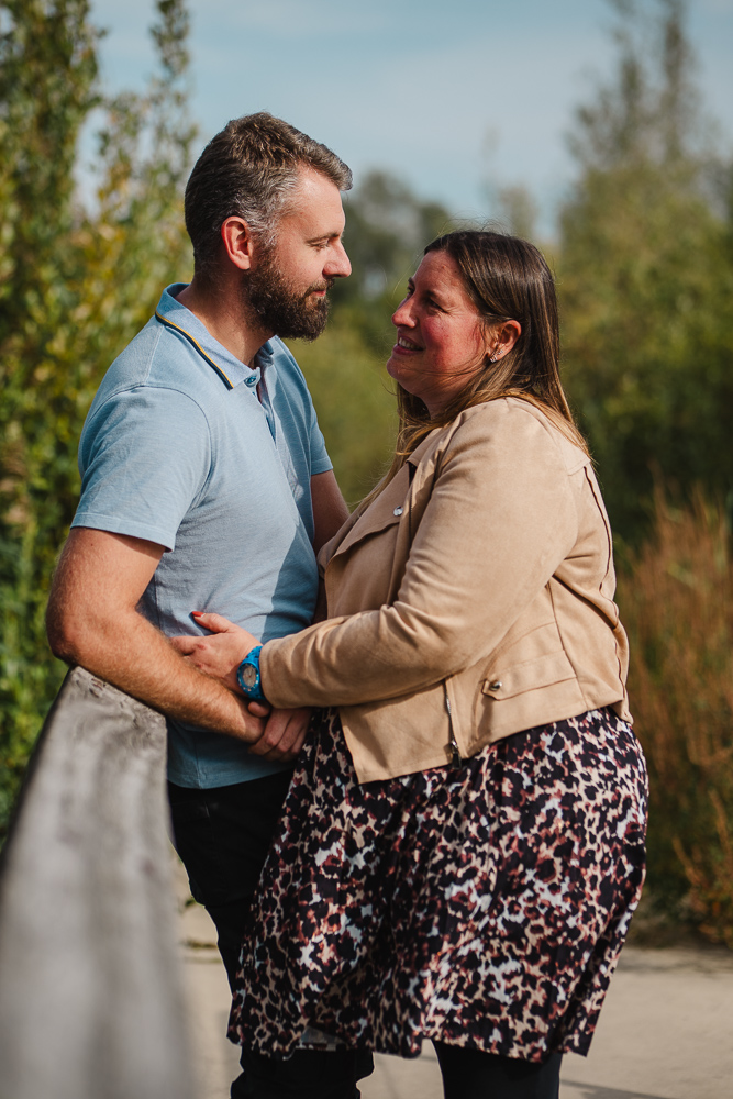 couple amoureux qui se regarde en marchant dans un parc en automne