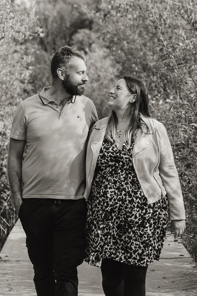 couple amoureux qui se regarde en marchant dans un parc en automne