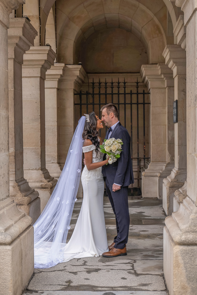 photo couple sous les arcades de la porte de paris