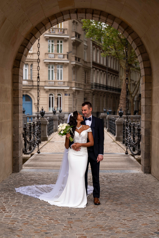 mariés couple se regardant sous l'arche de la porte de paris