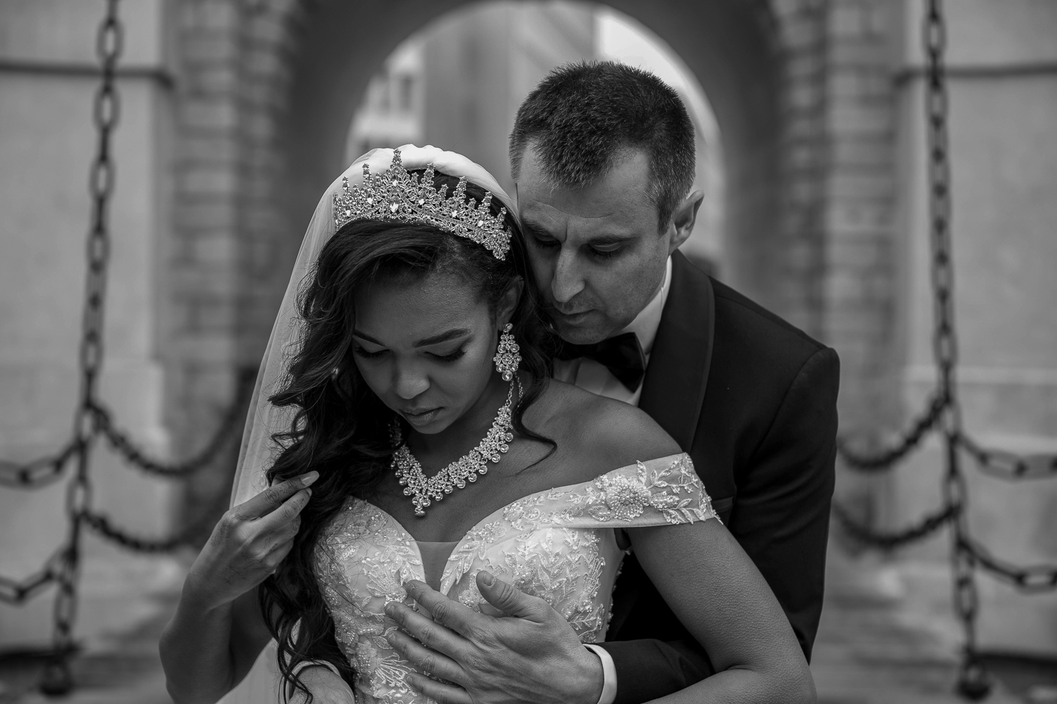 la marié essaye d'enlever ll'alliance de la mariées