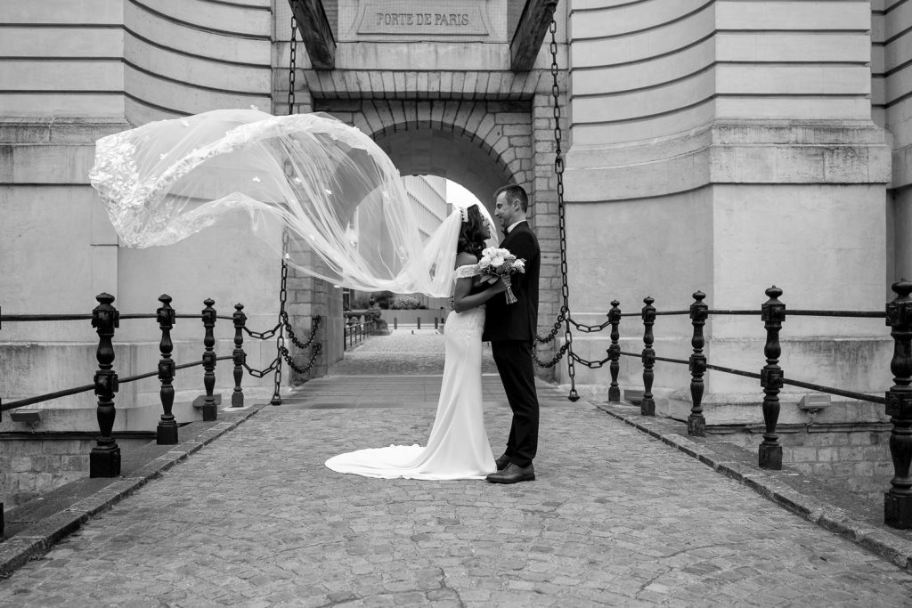 photo couple mariage Lille qui se regarde et s'enlace