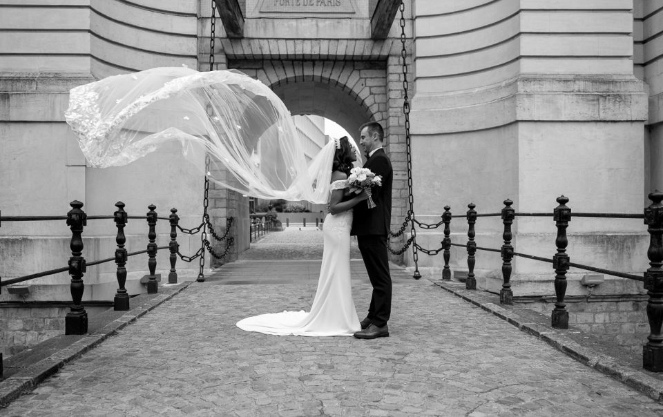 photo couple mariage Lille qui se regarde et s'enlace