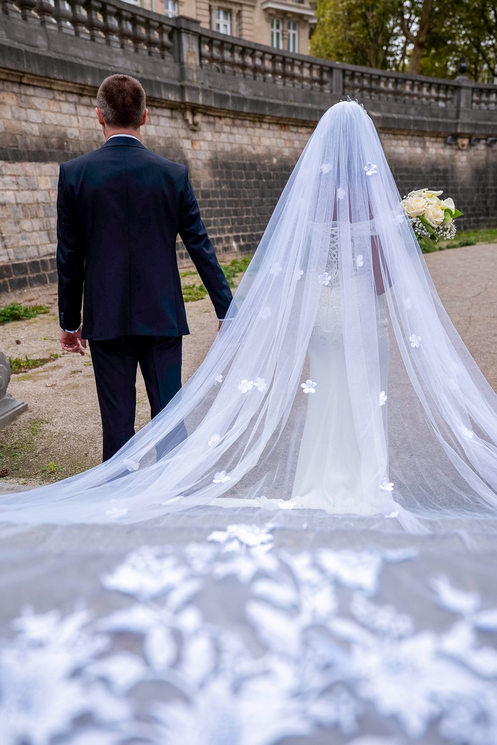 photo de dos des mariés avec le voile blanc