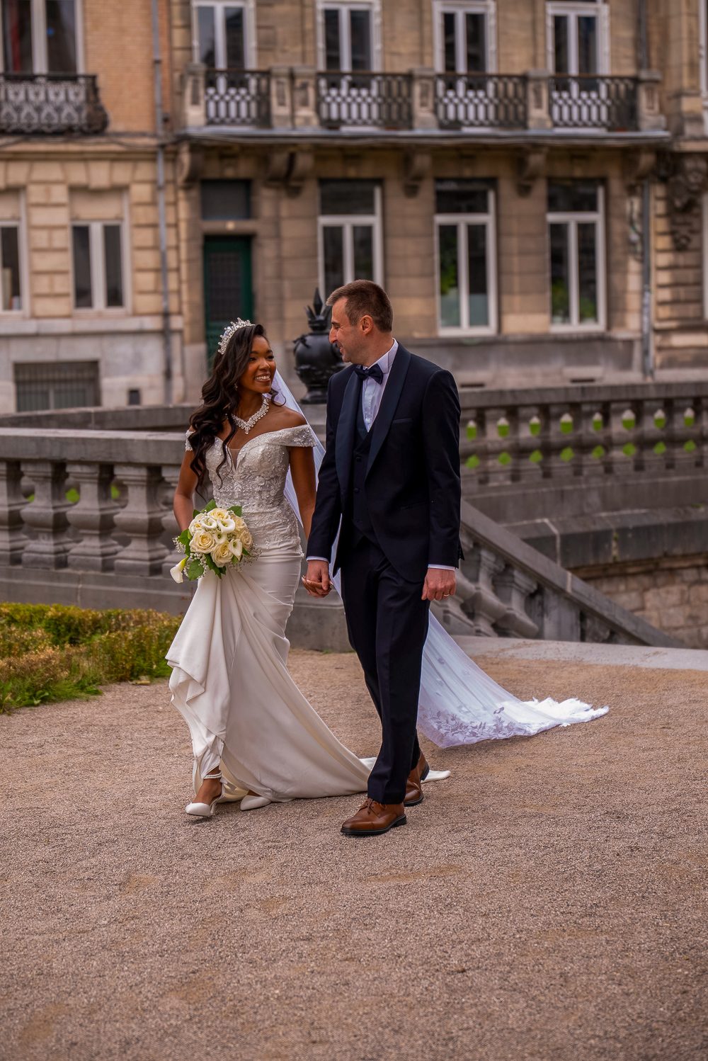 photo maries qui marchent main dans la main