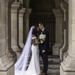 photo marié face à face sous un porche en arcades de pierres