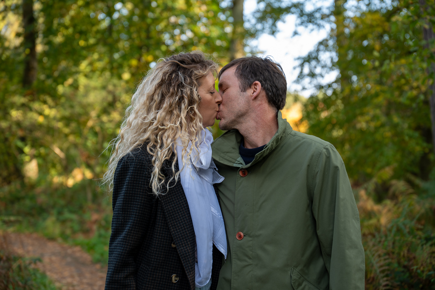 photo couple foret lumière naturelle exterieur foret enlacé sur une table en bois