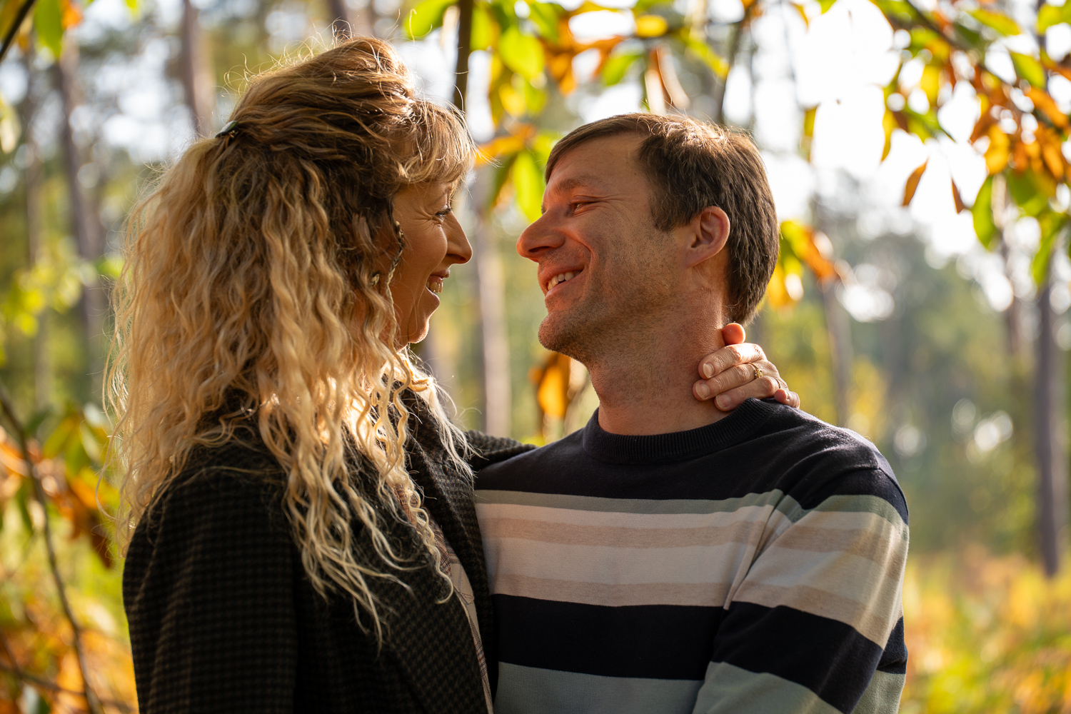 photo couple foret lumière naturelle exterieur foret enlacé sous un arbre