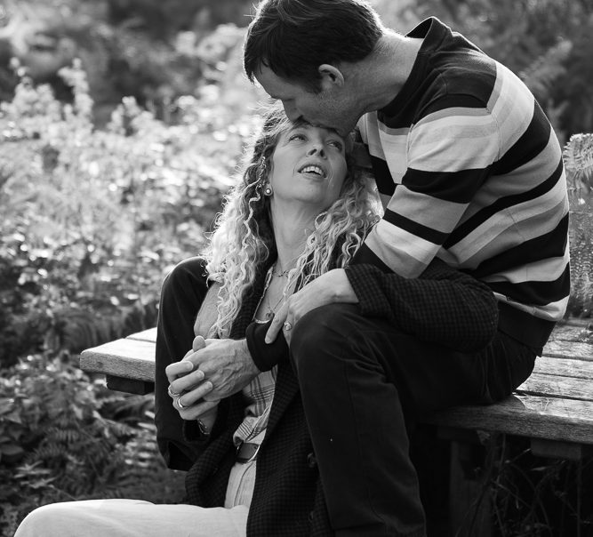 photo couple foret lumière naturelle exterieur foret enlacé sur une table en bois
