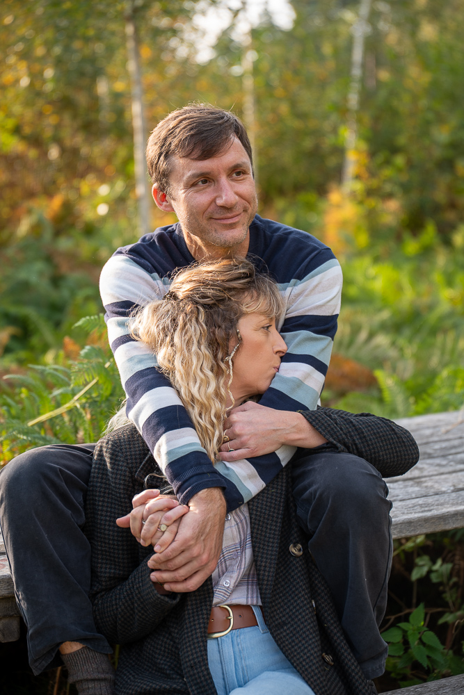 photo couple foret lumière naturelle exterieur foret enlacé sur une table en bois