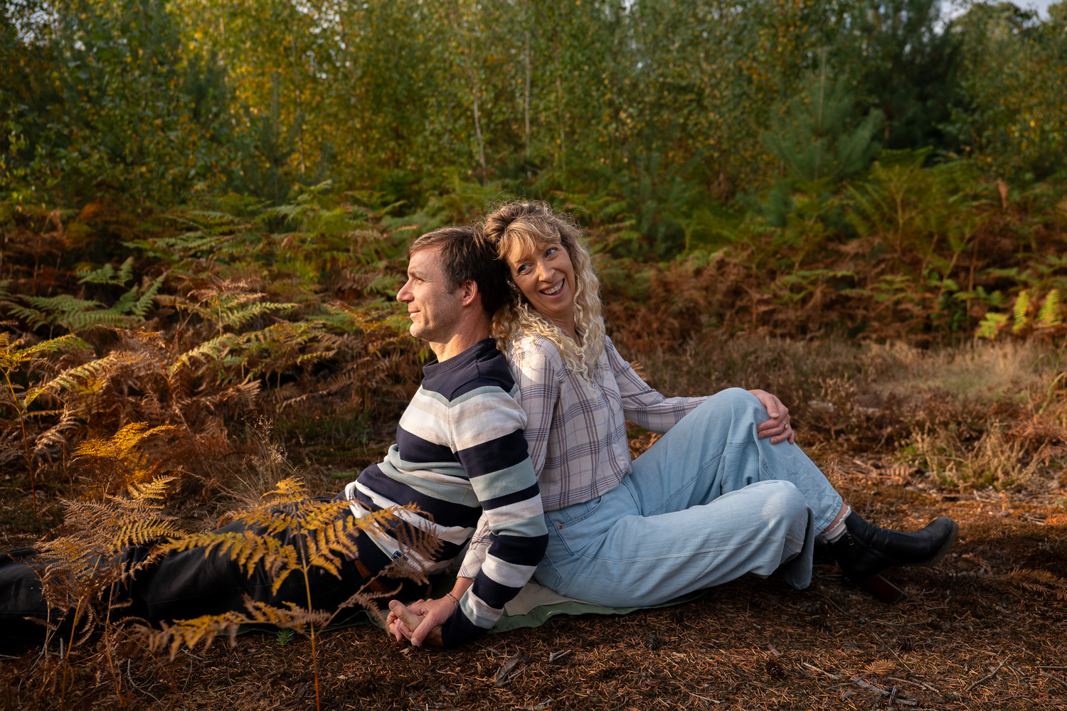 photo couple foret dos à dos assis