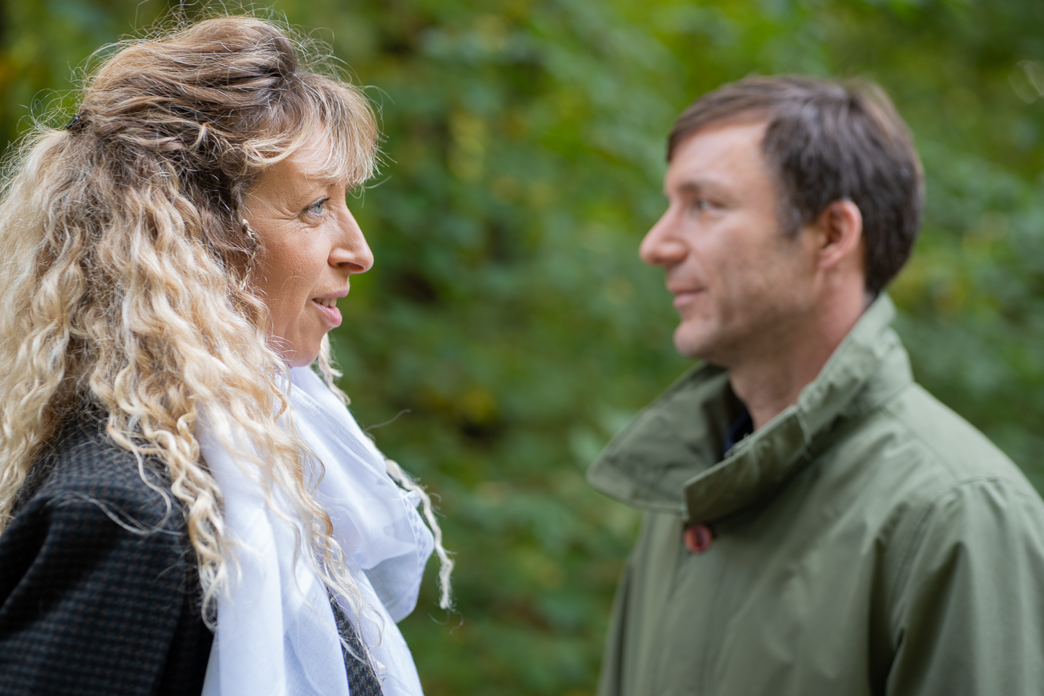 couple photo foret homme qui regarde sa compagne amoureusement