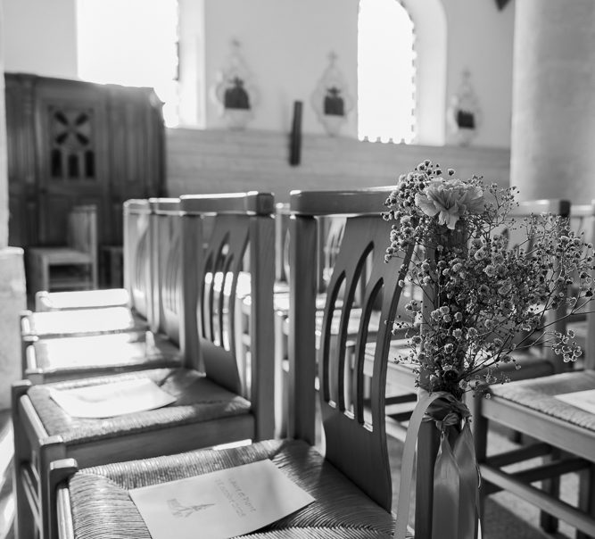 mariage Laure et Pierre eglise photo des chaises en bois et des fleurs