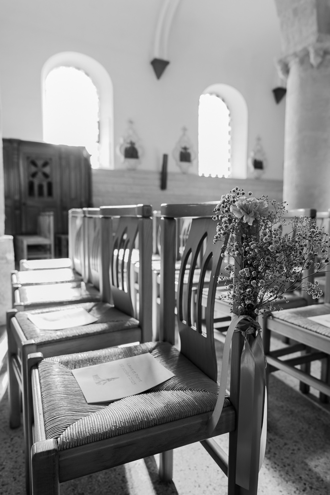 mariage Laure et Pierre eglise photo des chaises en bois et des fleurs