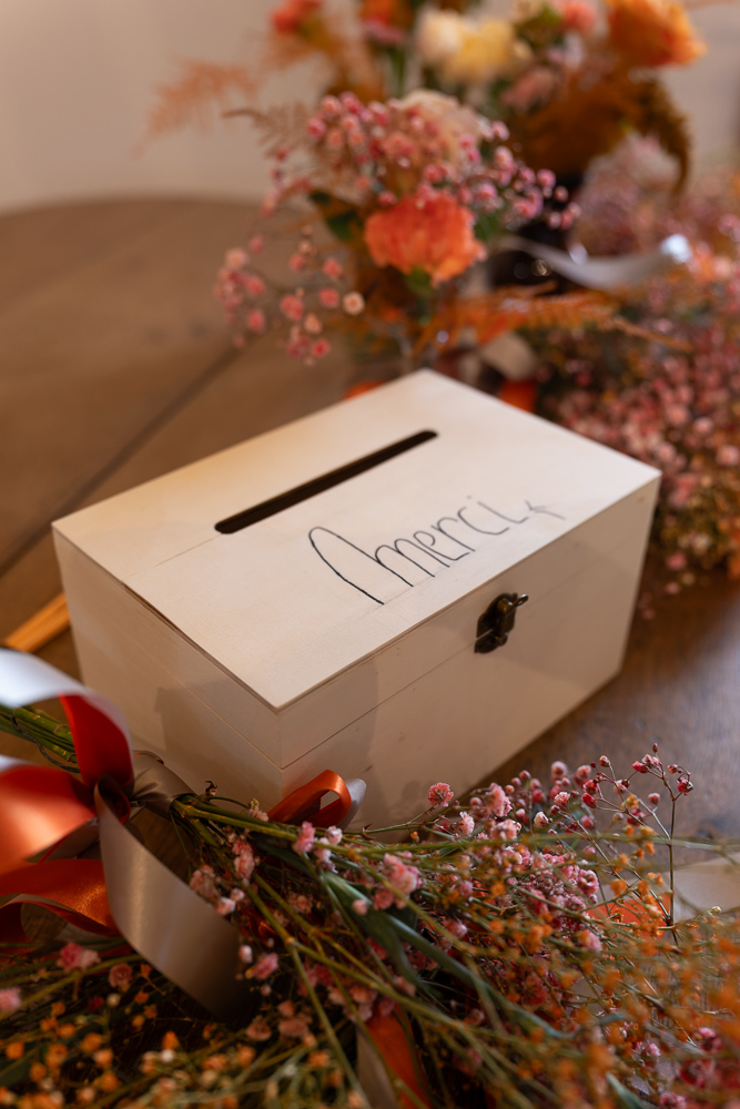 photographe mariage haut de france décoration table mariage couple urne en bois merci