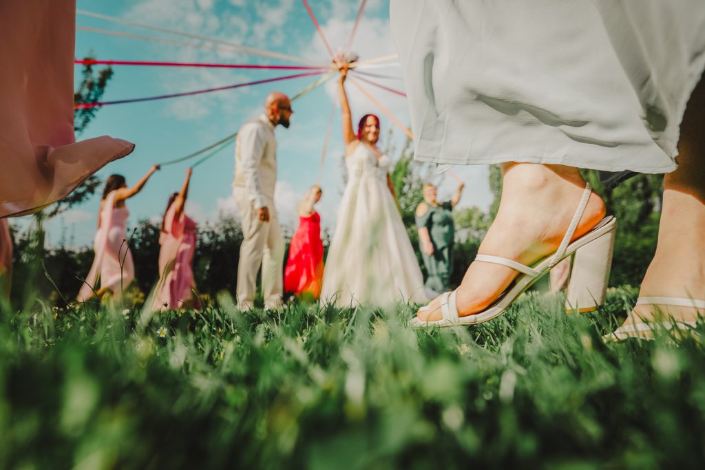 photographe mariage cambrai marié au vin d'honneur qui font le jeu du bouquet et des bandeaux qui tournent