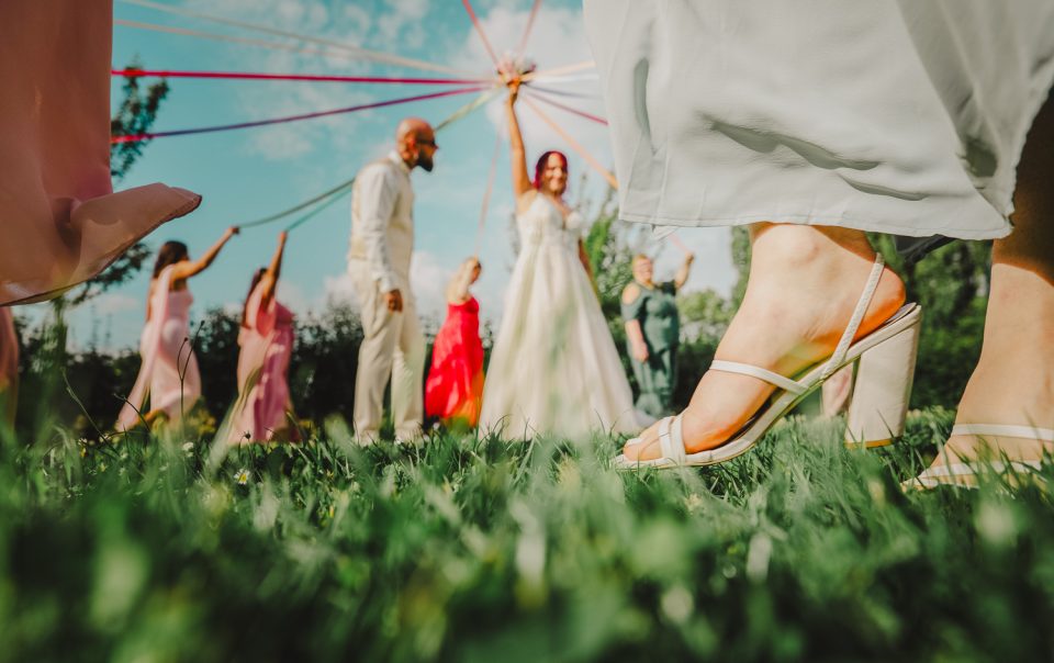 photographe mariage cambrai marié au vin d'honneur qui font le jeu du bouquet et des bandeaux qui tournent