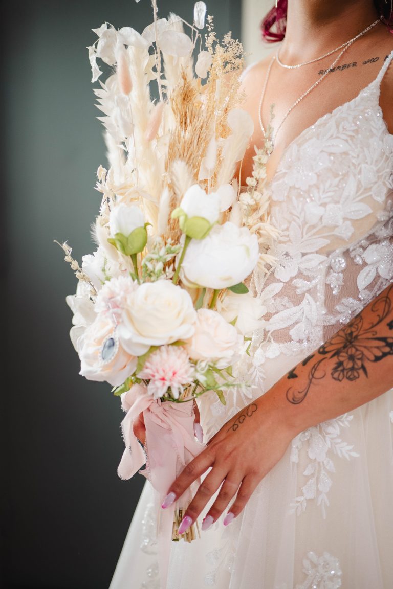 photo du buste de la mariée avec son bouquet de fleurs naturel et séchées