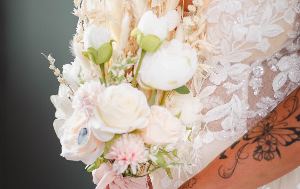 photo du buste de la mariée avec son bouquet de fleurs naturel et séchées