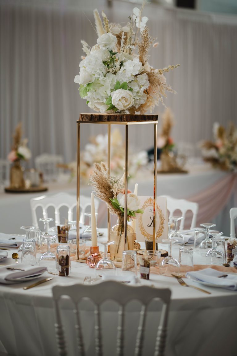 photo de décoration de table avec fleurs suspendues