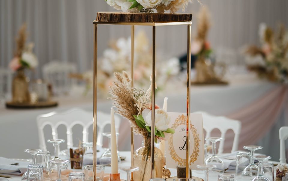 photo de décoration de table avec fleurs suspendues