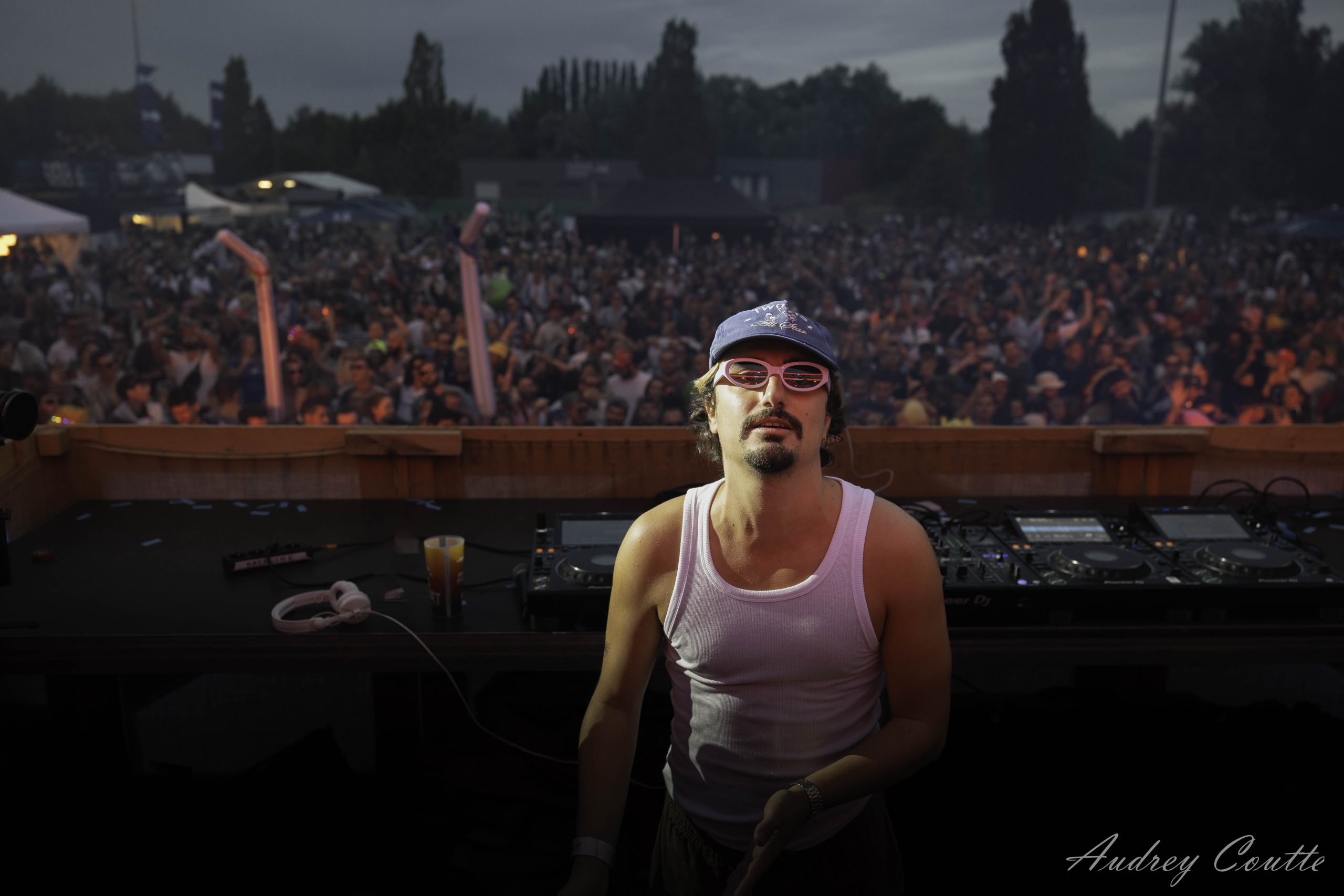 dj sur scene au festival muqsique electronique plein air de douai